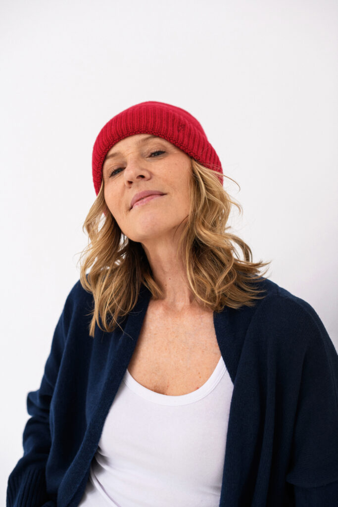 Červená čepice z kašmíru a merino vlny