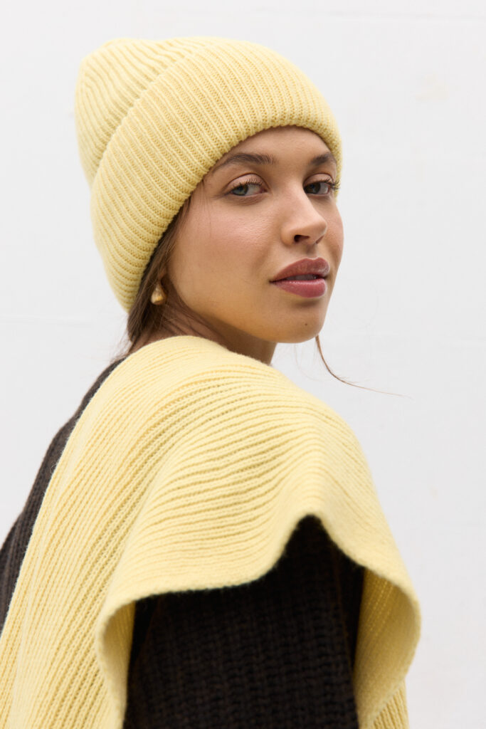 Žlutá čepice z kašmíru a merino vlny