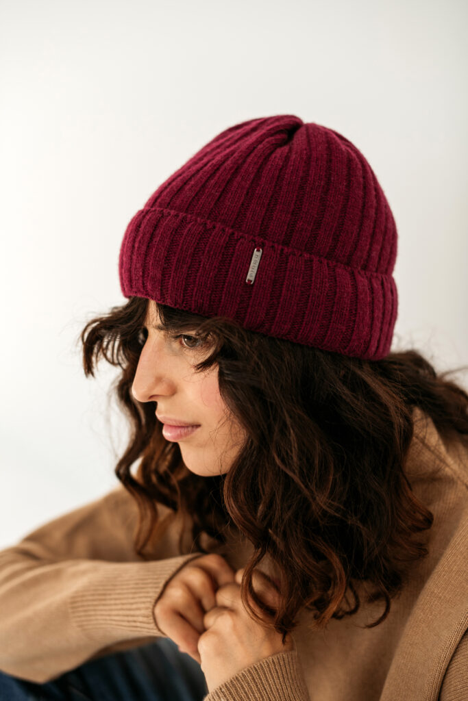 Červená čepice – 90 % merino vlna a 10 % kašmír