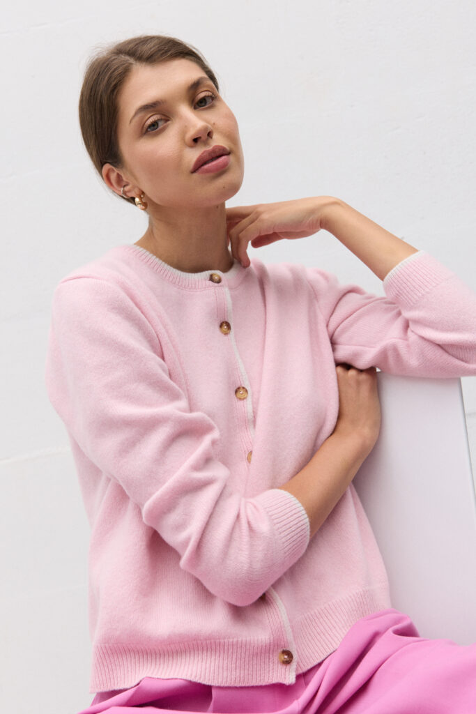 Dámský růžový kašmírový svetr (70 % merino vlna a 30 % kašmír)